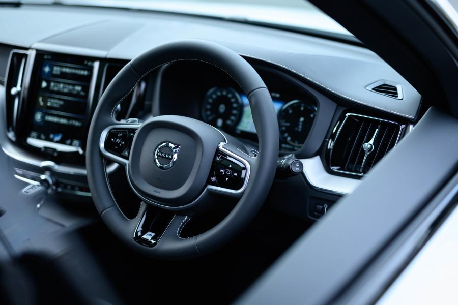 Панель приборов Volvo XC60 D4 R-Design 2017 года  (JP) (фото 16 из 32)